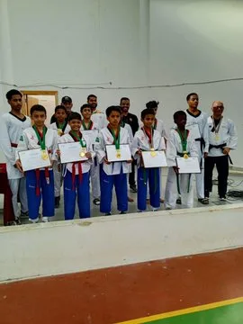 عروض التايكوندو في صالة مدرسة أسد بن خويلد المتوسطة .